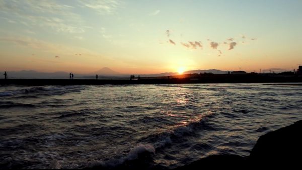 ドローンが湘南の海を捉える！ 富士山も江ノ島も一緒に見られる鵠沼海岸上空を飛ばしてみた
