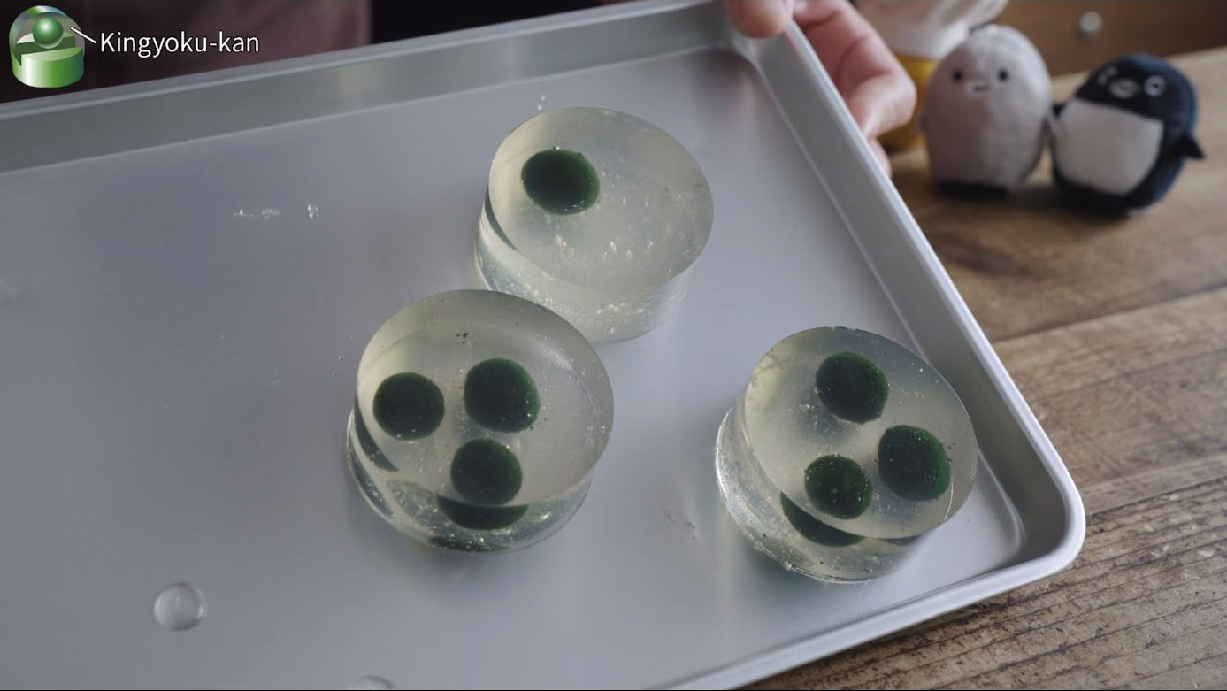 まりも のような抹茶の水ようかんを作ってみた 透明な和菓子 錦玉羹 きんぎょくかん の技法を使ってまるで水に浮いているよう