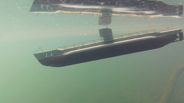 ラジコン潜水艦「まるゆ」をフルスクラッチ！ 魚たちと水中を進む勇姿が迫力を持って眼前に迫る