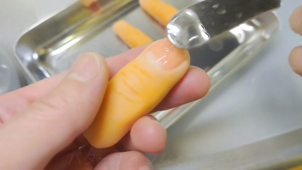 “切り取られた指”を和菓子で作ってみた！ 練り切りあんだとわかっていても口に入れるのが怖いくらいにリアル