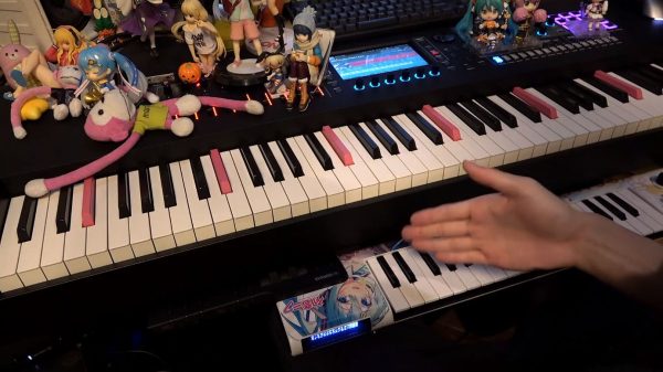 ピアニスト「まらしぃ」が“鍵盤を押すと初音ミクが歌うキーボード”で超速テクニックを披露！ 早口すぎる『千本桜』に「日本語でおｋ」