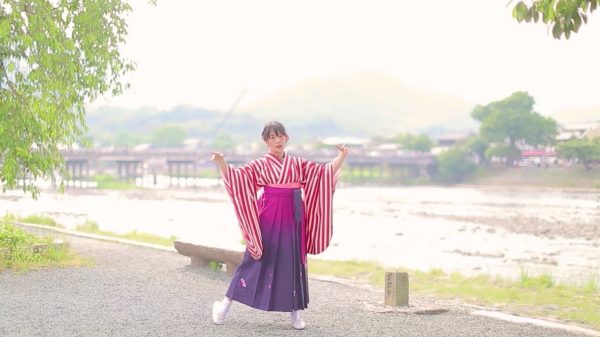 京都に行きたくなりすぎる！ 嵐山で舞う袴姿の“踊ってみた”に見惚れる人続出「心が洗われる」「泣けてきた」