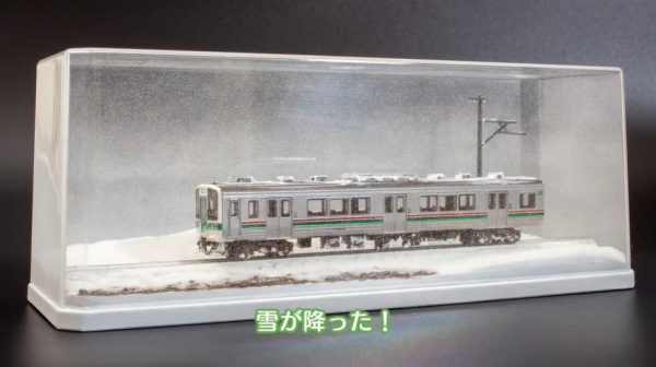 鉄道模型で「雪景色」を作ってみた！ ダイソーのコレクションケースに“雪が降る”工夫で「びっくりした」「これはすごい」の声