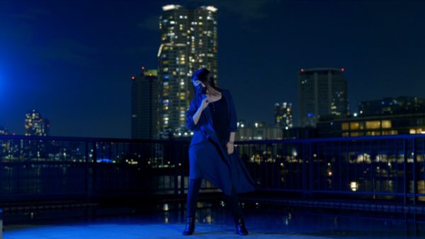 夜景のなかで青一色の衣装を纏った熊本ガールが踊ってみた！ すべてが絵になる踊りがエモすぎる
