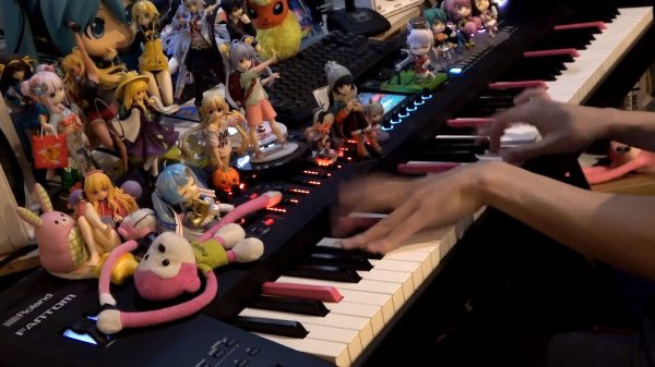 ピアニスト「まらしぃ」が米津玄師『KICK BACK』を演奏！ ピンクのサルが宙を舞うMV再現にも注目