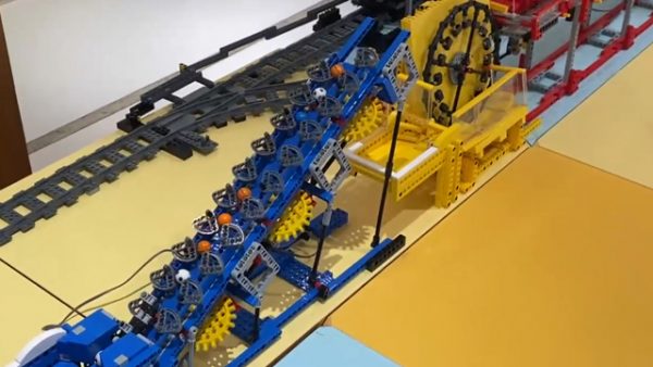 LEGOで大規模な「ボール運搬装置」を作ってみた！ 全長数メートルの自動運搬システムがすごすぎて完全にプロの犯行!?