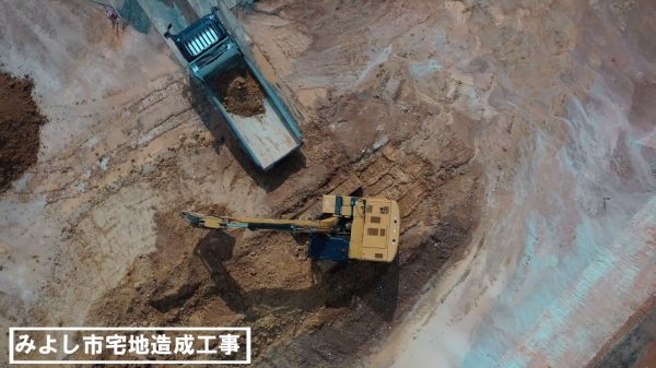 愛知の土木会社が工事現場のドローン映像を公開！ 真上から見る“はたらくショベルカー”がしびれるほどカッコイイ