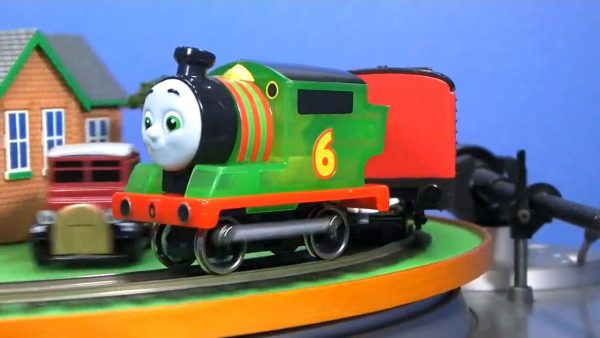マクドナルド・ハッピーセットの「きかんしゃトーマス」をHOゲージ化！ おもちゃのパーシーが本格的な鉄道模型を快走
