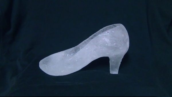 氷で靴を作ってみた！ シンデレラの魔法が解けるかのように溶けてなくなる“靴”が儚い