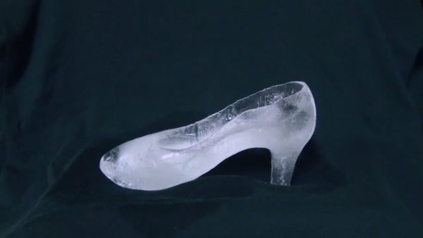 “氷で靴を作ってみた！