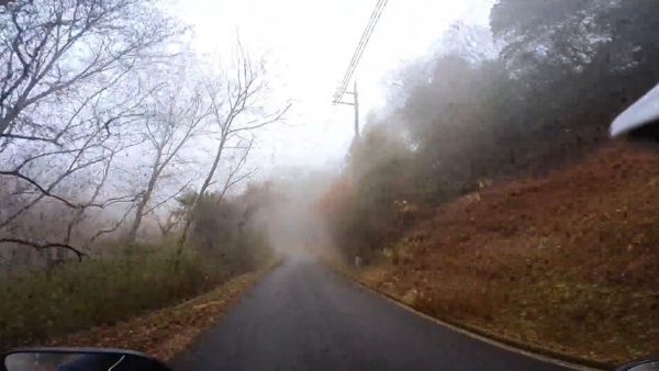 “霧の中をバイクで走ってきた！