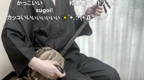 和服で沖縄の楽器「三味」を演奏してみた！ アップテンポな難曲を巧みに奏でる姿に「かっこいい」「すげえ…どうなってるんだ」の声