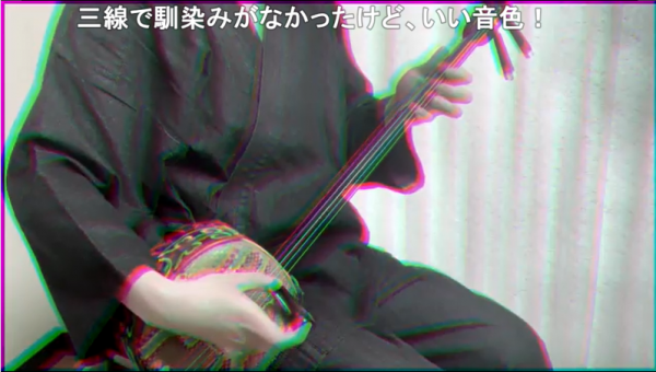 和服で沖縄の楽器「三味」を演奏してみた！ アップテンポな難曲を巧みに奏でる姿に「かっこいい」「すげえ…どうなってるんだ」の声