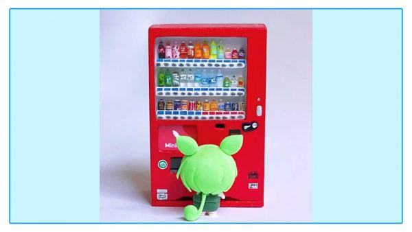 “ミニチュアの「自動販売機」を作ってみた！1円玉よりはるかに小さいペットボトルのラベルに手描きする技術がすごい"