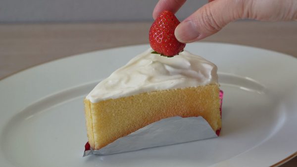 スポンジ生地を折って作るショートケーキのレシピを紹介！ 生クリームたっぷりのケーキを究極簡単に錬成