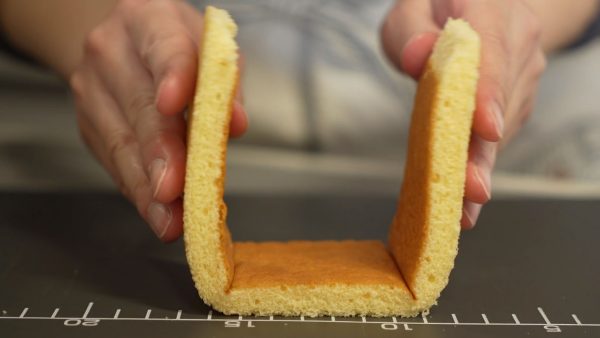“スポンジ生地を折って作るショートケーキのレシピを紹介！生クリームたっぷりのケーキを究極簡単に錬成"