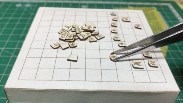 極小サイズの「将棋盤と駒」を紙で作ってみた！ ピンセットを用いて対局する様子に「これぞ紙の一手」の声