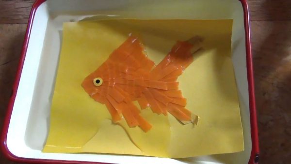 理科の実験みたい！ 水に浸すと赤くなるお魚の貼り絵を作ってみた！ pH試験紙でアート作品をつくるアイデアがおもしろい