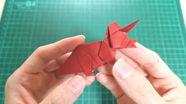 3本の角がカッコイイ！ 1枚の折り紙からトリケラトプスを作ってみた