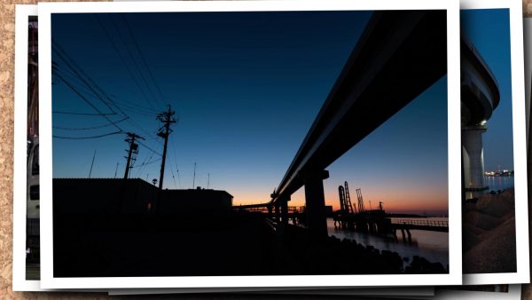 工場夜景の聖地・三重県「四日市コンビナート」を撮影してみた！ 水面に反射する美しい光と工場の迫力に圧倒される