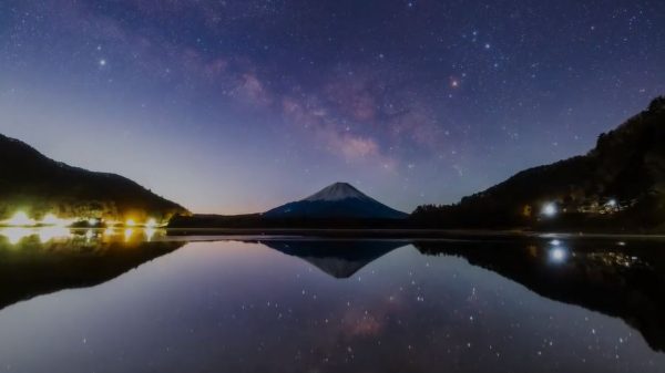 鏡のような精進湖に映る「逆さ富士」と空に登って行く「天の川」が幻想的！ タイムラプス映像で捉えた天の川銀河を紹介