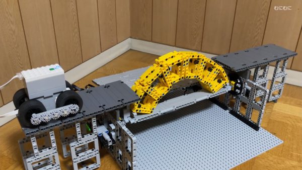 レゴでアーチ式石橋を作ってみた！ 構造上接着剤なしでも壊れないのかと思いきや車を走らせただけでバラバラに崩壊