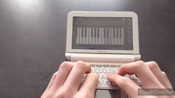 電子辞書で東方Project『ネイティブフェイス』を弾いてみた！ 指より小さな文字キーをピアノみたいに華麗に速弾き