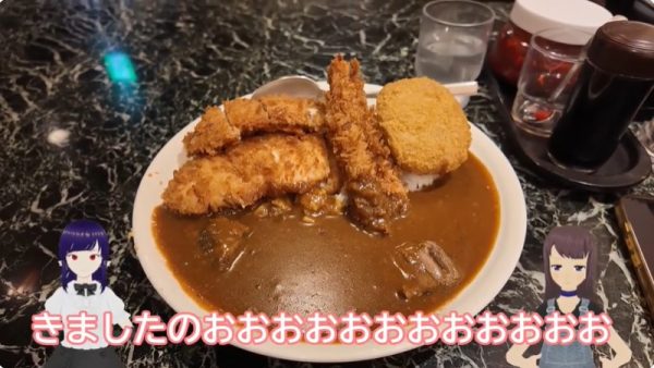 大阪梅田で「激安メガ盛りカレー」をVTuber日雇礼子が食レポ！ カツやコロッケ全部乗せ＆ルーのお代わり無料で“1250円”のお味とは？