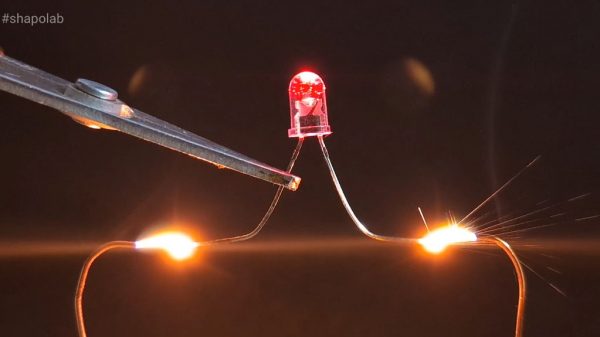 LEDを空中配線で光らせてみた！ 抵抗がなければ空気を使えばいいじゃないと言わんばかりの電気回路に「空気抵抗とは恐れ入った」の声