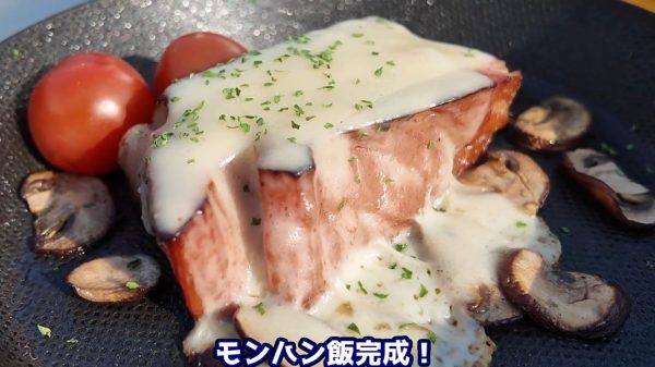 『モンハンワイルズ』の焚き火料理が美味しそうなので野外で再現！ チーズが絡みついた熱々ベーコンは大満足の味わい