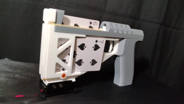 “ちょうどいい威力”の「カードランチャー」を作ってみた！ キュウリに刺さっても切断はしない切れ味で「かっこいいなw」「犯行予告に使えそう」の反響