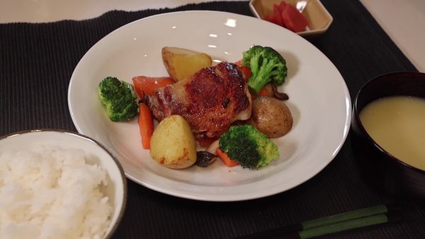 何回やってもうまくいく「鶏のパリパリ焼き」のレシピを紹介！ 失敗しないコツは時間をかけてじっくり火を入れることにあり