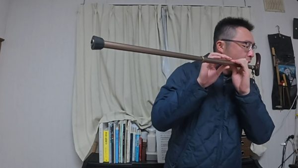 杖を楽器にして『ジングルベル』を吹いてみただとっ…!? フルートみたいな音色に「ステッキな演奏ですね」「そうは鳴らんやろ」の声