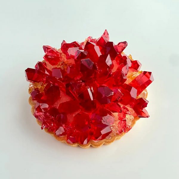 まるで宝石のような『アイスタルト』が12/25に限定20台発売！ 1月の誕生石ガーネットを琥珀糖の輝きで表現した“アートと食が融合”した一品