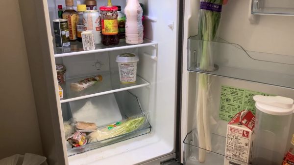 ネギを収納するために冷蔵庫を改造してみた！ やたらと高度な工具で開けた穴がまるで純正品のような美しさ