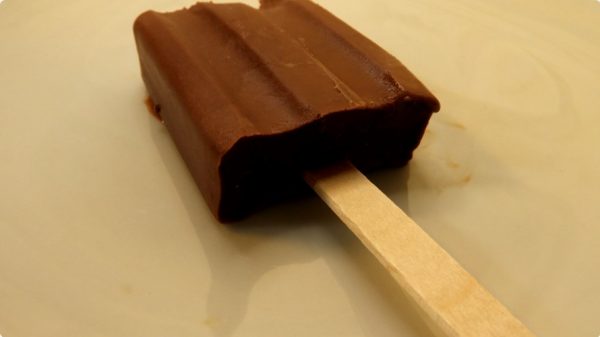 アイスの型を使って「チョコクッキーアイスバー」を作ってみた！ ロッテ公式のレシピのアイスは「何個でもいける」ほどおいしい仕上がりに