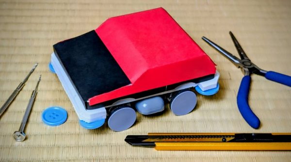 ダイソー材料で「ミニ四駆」作りに挑戦！ 工具に至るまで“100円縛り”で完成したマシンがJCJCを駆け抜ける