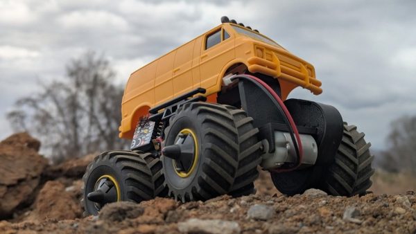 関節操舵の「ワイルドミニ四駆ラジコン」を作ってみた！ 前後に分割したシャーシの動きで荒れ地をパワフルに走り抜ける