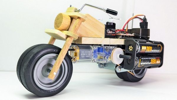 タミヤの工作バイクを“ラジコン化”してみた！ 単気筒バイクらしいモーターや電池ボックスの絶妙な配置で、称賛の声が集まるデザインに