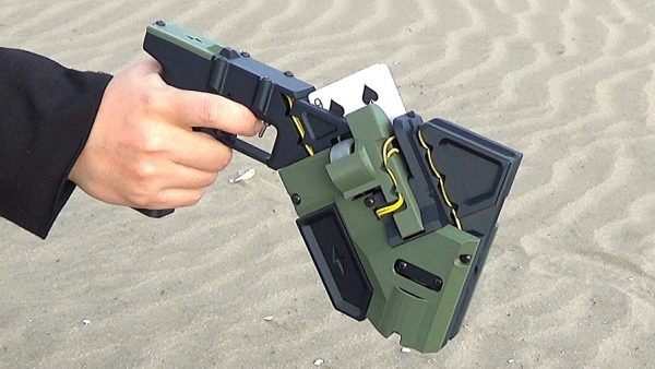 連射が気持ちいい「カードマシンガン」を作ってみた！ ミニ四駆用ホイールから繰り出されるトランプの美しい軌道に「かっこいい」「最高」の声