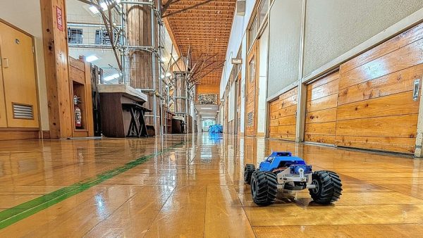 学校を舞台に魔改造ラジコンで本気勝負！ 校舎や運動場を駆け抜ける「魔自ラジレース」がカオス展開で楽しすぎた