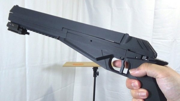 ブローバック式の「ゴム銃」を作ってみた！ 狙い通りに当てる精度とコップが浮き上がるほどの威力に「未来っぽい」「かっこいい」の反響