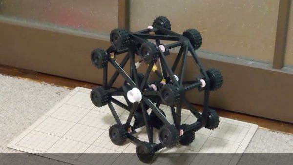 16個のタイヤを搭載した「ミニ十六駆」を作ってみた！ 自由すぎる走りに「おもろいやん」「もうパンジャンじゃん」の声